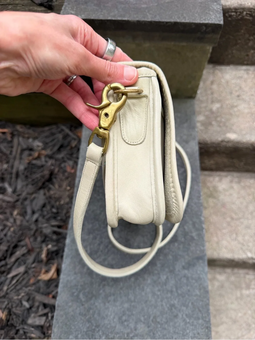 Stunning vintage Coach 9755 Pocket Purse in Bone Glove-Tanned Leather EUC